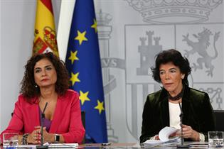 Isabel Celaá y María Jesús Montero, en la rueda de prensa posterior al Consejo de Ministros