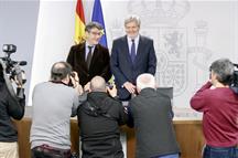 Íñigo Méndez de Vigo y Álvaro Nadal, en la rueda de prensa poterior al Consejo de Ministros