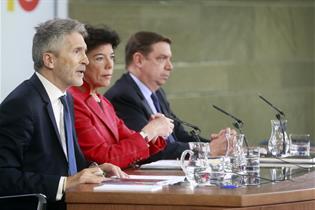 Los ministros Fernando Grande-Marlaska, Isabel Celaá y Luis Planas, en la rueda de prensa posterior al Consejo de Ministros