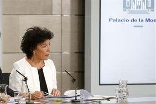 La portavoz del Gobierno, Isabel Celaá, en la rueda de prensa posterior al Consejo de Ministros