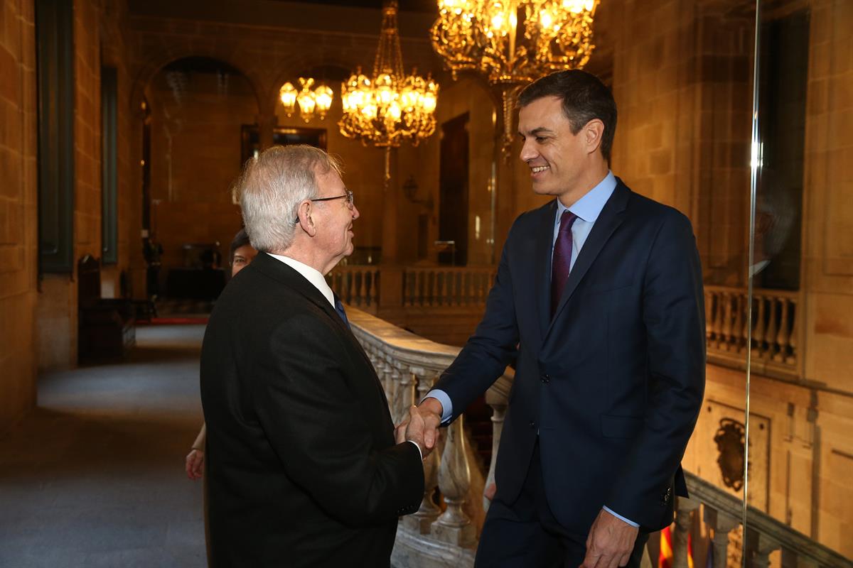 21/12/2018. Consejo de Ministros en Barcelona. El presidente del Gobierno, Pedro Sánchez, es recibido por el presidente de la Cámara de Come...