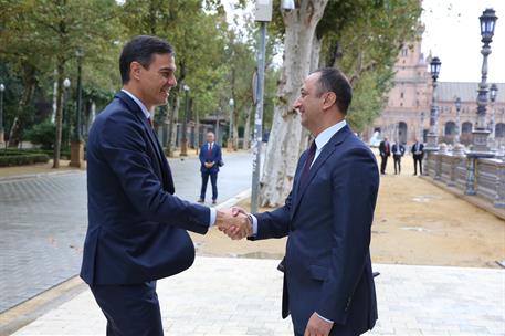 26/10/2018. Consejo de Ministros en Sevilla. El presidente del Gobierno, Pedro Sánchez, es recibido por el delegado del Gobierno en Andalucí...