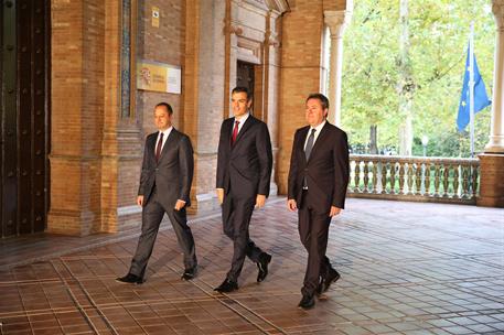 26/10/2018. Consejo de Ministros en Sevilla. El presidente del Gobierno, Pedro Sánchez, junto al delegado del Gobierno en Andalucía, Alfonso...