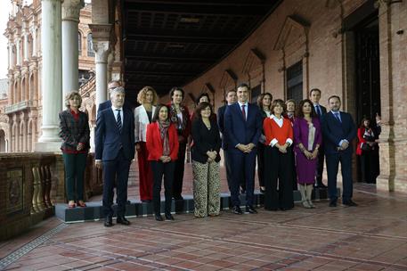 26/10/2018. Consejo de Ministros en Sevilla. Foto de familia del presidente del Gobierno, Pedro Sánchez, con las ministras y ministros de su...