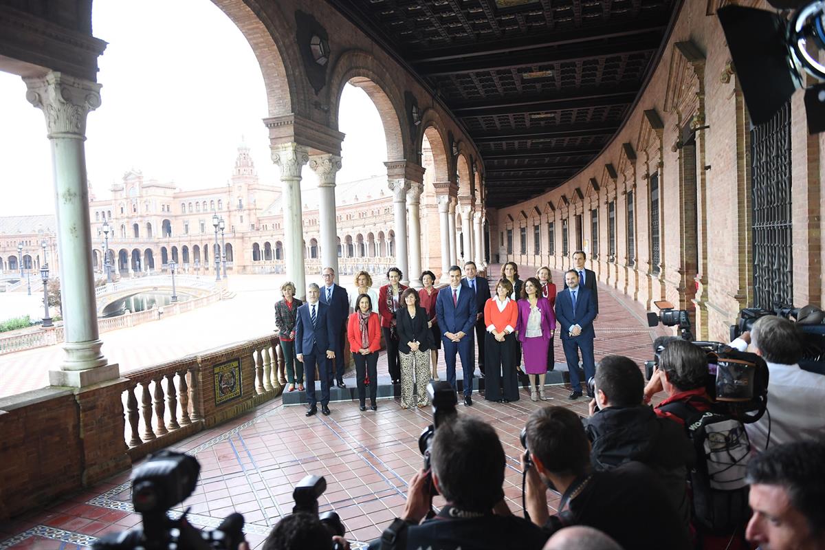 26/10/2018. Consejo de Ministros en Sevilla. Foto de familia del presidente del Gobierno, Pedro Sánchez, con las ministras y ministros de su Gabinete.