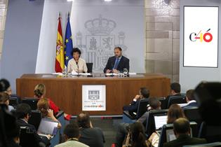 La portavoz del Gobierno, Isabel Celaá, y el ministro de Fomento, José Luis Ábalos
