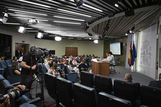 Sala de prensa durante la intervención de Isabel Celaá y Nadia Calviño