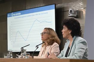 Nadia Calviño e Isabel Celaá durante la rueda de prensa posterior al Consejo de Ministros