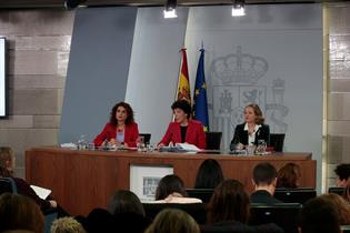 Las ministras María Jesús Montero, Isabel Celaá y Nadia Calviño