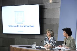 Mar&iacute;a Luisa Carcedo e Isabel Cela&aacute; durante la rueda de prensa posterior al Consejo de Ministros