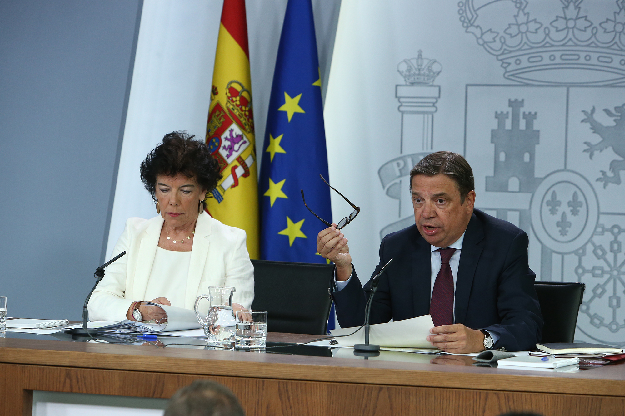 Isabel Celaá y Luis Planas durante su intervención en la rueda de prensa posterior al Consejo de Ministros