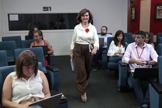 La vicepresidenta del Gobierno en funciones entrando en la sala de prensa