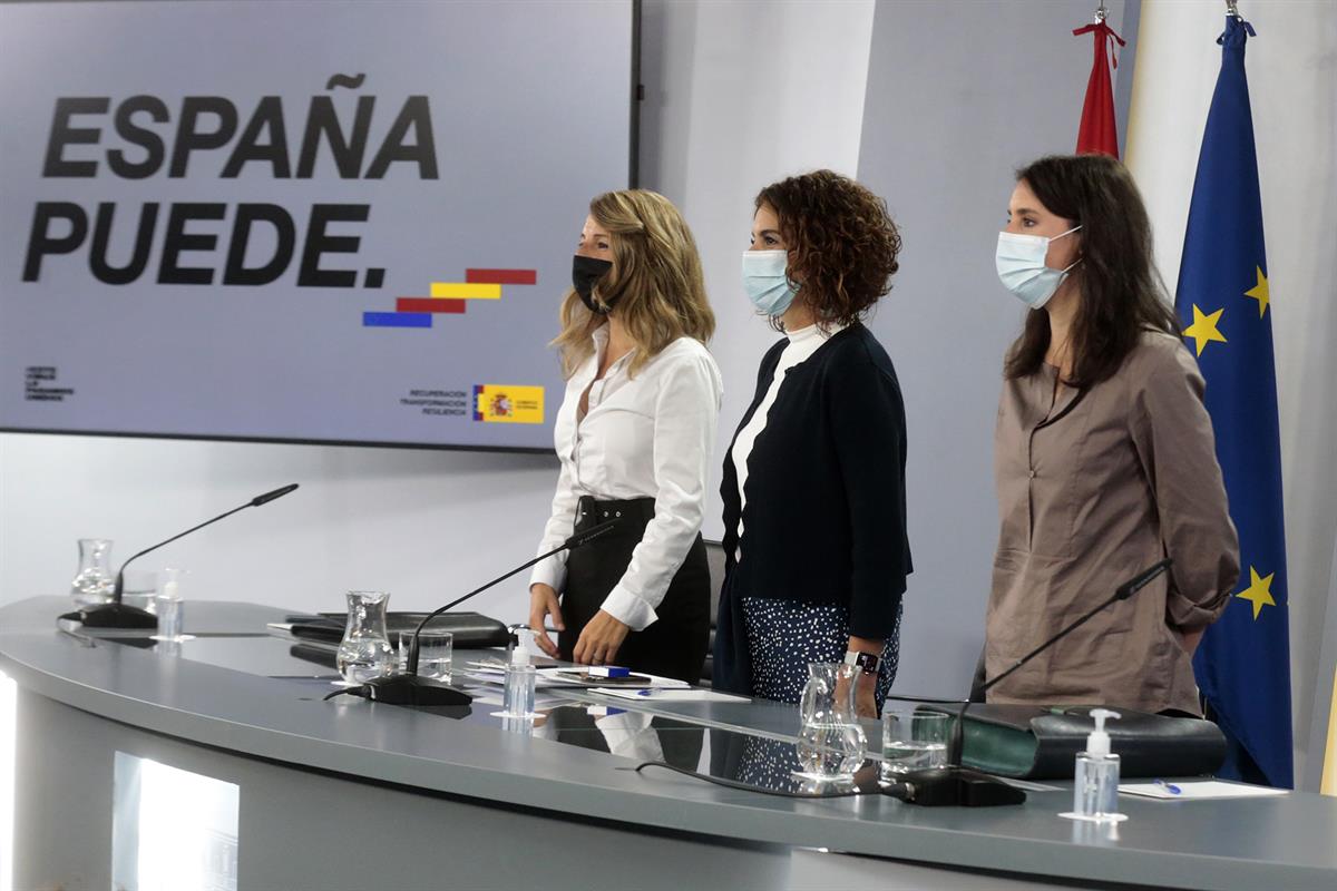 13/10/2020. Consejo de Ministros: María Jesús Montero, Yolanda Díaz e Irene Montero. La ministra de Hacienda y portavoz del Gobierno, María ...