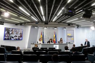 Las ministras Yolanda Díaz, María Jesús Montero e Irene Montero, en la rueda de prensa posterior al Consejo de Ministros