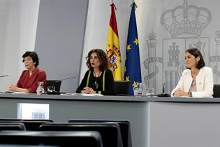 Isabel Celaá, María Jesús Montero y Reyes Maroto, durante la rueda de prensa