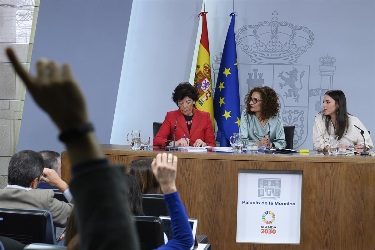 17/01/2020. Consejo de Ministros: María Jesús Montero, Isabel Celaá e Irene Montero. La ministra de Hacienda y portavoz del Gobierno, María ...