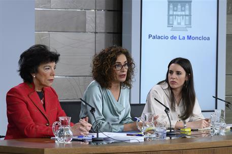 17/01/2020. Consejo de Ministros: María Jesús Montero, Isabel Celaá e Irene Montero. La ministra de Hacienda y portavoz del Gobierno, María ...