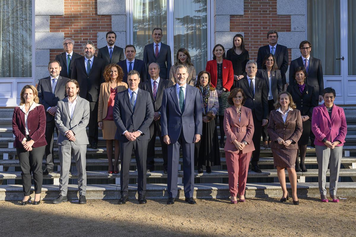 18/02/2020. Consejo de Ministros deliberativo presidido por S.M. el Rey. Foto de familia de S.M. el Rey, Felipe VI, acompañado del president...