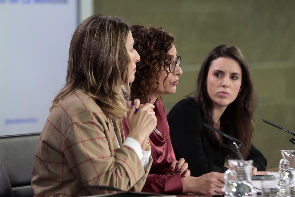 18/02/2020. Consejo de Ministros: María Jesús Montero, Yolanda Díaz e Irene Montero. La ministra de Hacienda y portavoz del Gobierno, María ...