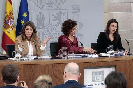 18/02/2020. Consejo de Ministros: María Jesús Montero, Yolanda Díaz e Irene Montero. La ministra de Trabajo y Economía Social, Yolanda Díaz,...