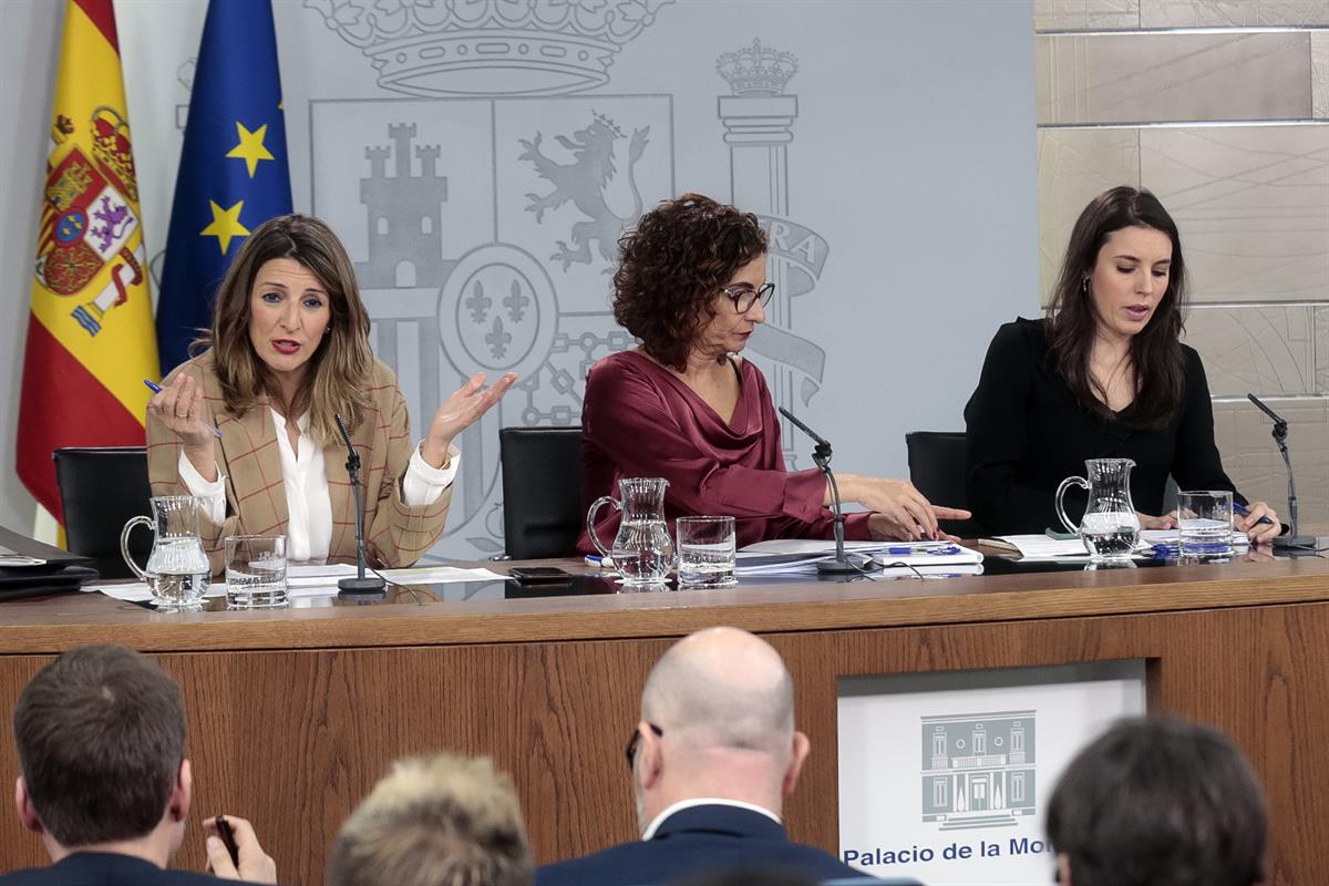 18/02/2020. Consejo de Ministros: María Jesús Montero, Yolanda Díaz e Irene Montero. La ministra de Trabajo y Economía Social, Yolanda Díaz,...