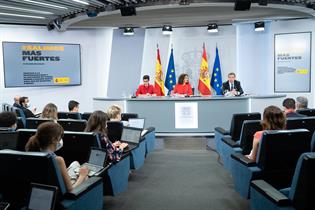 Arancha González Laya, María Jesús Montero y Luis Planas durante la rueda de prensa tras el Consejo de Ministros