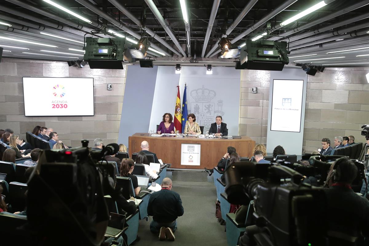 25/02/2020. Consejo de Ministros: María Jesús Montero, Carmen Calvo y Luis Planas. La vicepresidenta y ministra de la Presidencia, Relacione...