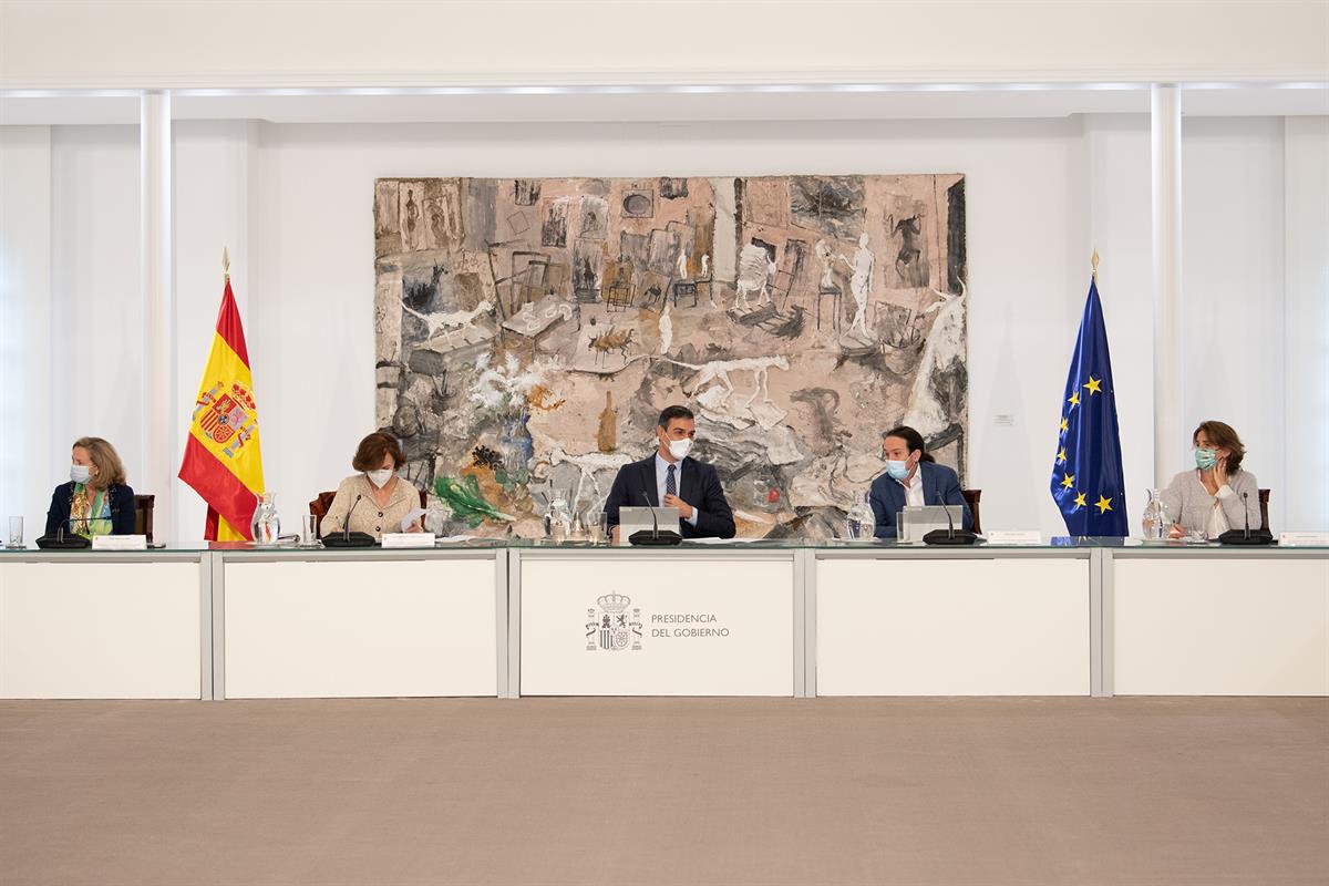 25/10/2020. Reunión del Consejo de Ministros extraordinario. El jefe del Ejecutivo, Pedro Sánchez, junto a los cuatro vicepresidentes del Go...