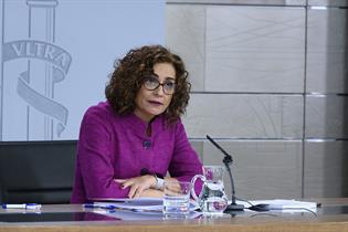 La portavoz del Gobierno, María Jesús Montero, durante su intervención en la rueda de prensa tras el Consejo de Ministros