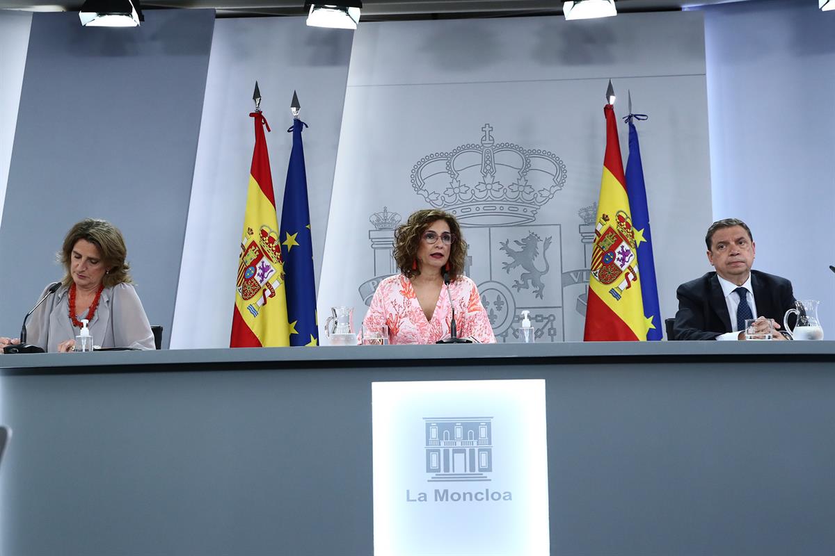 1/06/2021. Rueda de prensa posterior al Consejo de Ministros: María Jesús Montero, Teresa Ribera, y Luis Planas. La ministra de Hacienda y p...