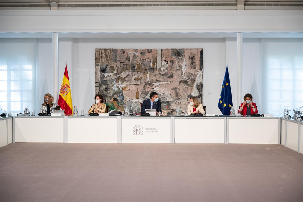 4/05/2021. Reunión del Consejo de Ministros. El presidente del Gobierno, Pedro Sánchez, la vicepresidenta primera y ministra de la Presidenc...