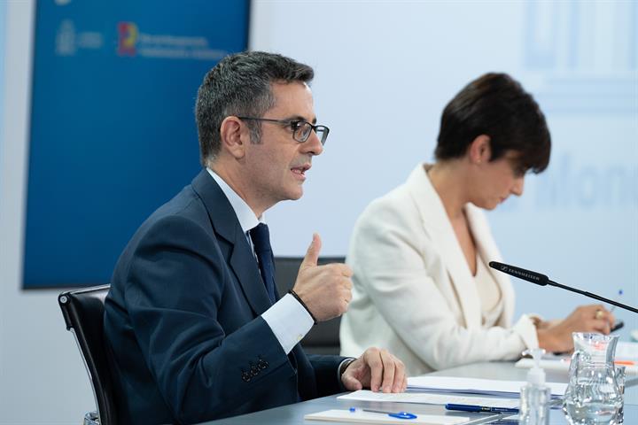 Félix Bolaños e Isabel Rodríguez durante la rueda de prensa posterior al Consejo de Ministros