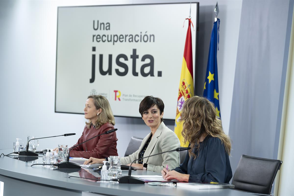 10/12/2021. Consejo de Ministros: Rodríguez, Calviño y Sánchez. La ministra de Política Territorial y portavoz del Gobierno, Isabel Rodrígue...