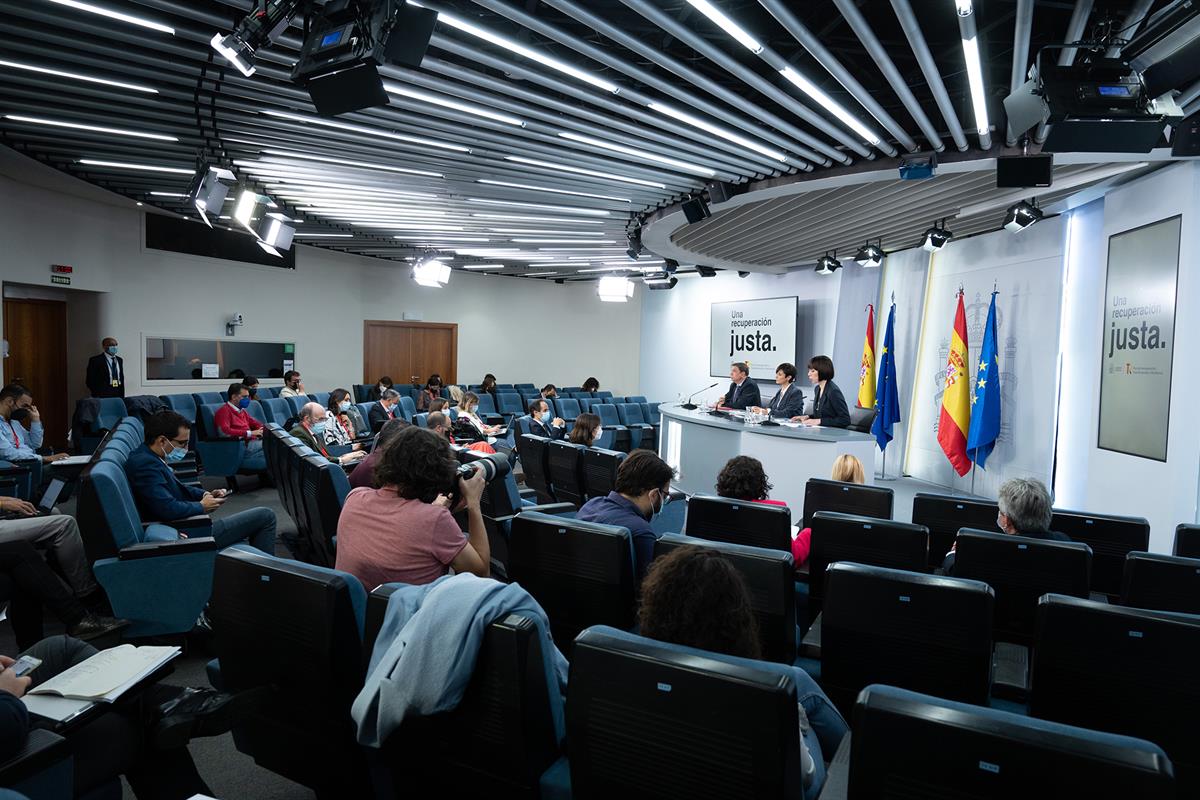 11/10/2021. Consejo de Ministros: Planas, Rodríguez y Morant. La ministra de Política Territorial y portavoz del Gobierno, Isabel Rodríguez,...