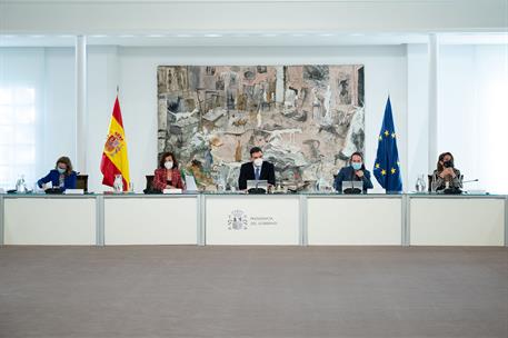 12/03/2021. Consejo de Ministros extraordinario: María Jesús Montero y Nadia Calviño. El presidente del Gobierno, Pedro Sánchez, la vicepres...