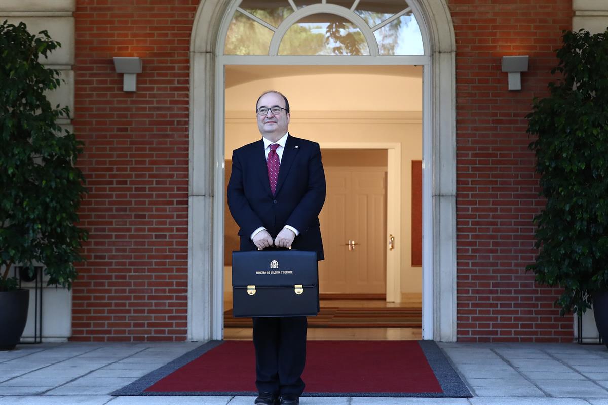 13/07/2021. El nuevo Ejecutivo asiste a la reunión del Consejo de Ministros. El ministro de Cultura y Deporte, Miquel Iceta, posa ante la pr...