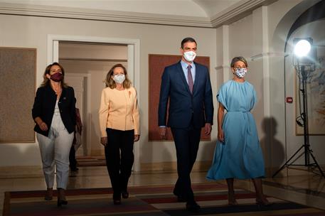 13/07/2021. El nuevo Ejecutivo asiste a la reunión del Consejo de Ministros. El presidente del Gobierno, Pedro Sánchez, junto a la vicepresi...