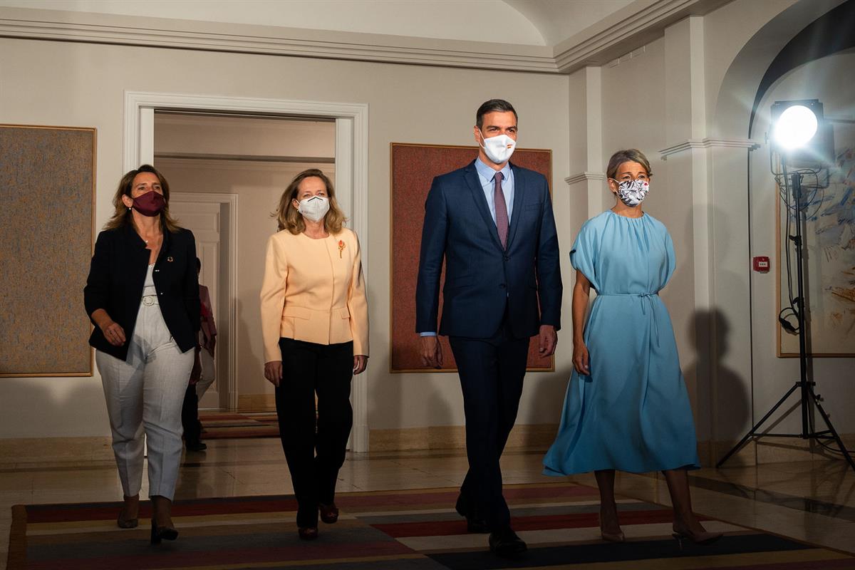 13/07/2021. El nuevo Ejecutivo asiste a la reunión del Consejo de Ministros. El presidente del Gobierno, Pedro Sánchez, junto a la vicepresi...