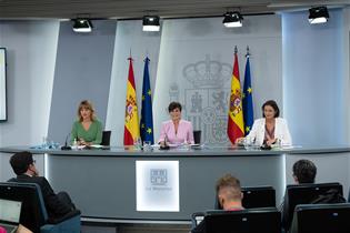 Pilar Alegría, Isabel Rodríguez y Reyes Maroto, durante la rueda de prensa posterior al Consejo de Ministros