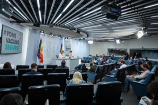 Sala de prensa durante la intervención de las ministras Teresa Ribera e Isabel Rodríguez