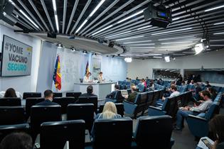 Sala de prensa durante la intervención de las ministras Teresa Ribera e Isabel Rodríguez