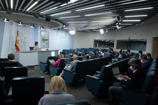 Sala de prensa durante la intervención de la portavoz del Gobierno