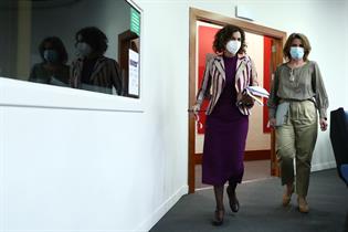 María Jesús Montero y Teresa Ribera entrando a la sala donde se ofrece la rueda de prensa posterior al Consejo de Ministros