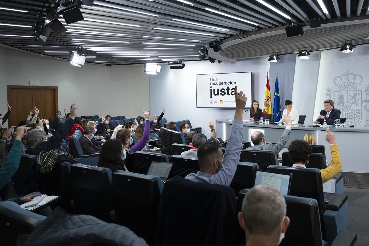 23/11/2021. Consejo de Ministros: Rodríguez, Montero y Escrivá. La ministra de Igualdad, Irene Montero, la ministra de Política Territorial ...