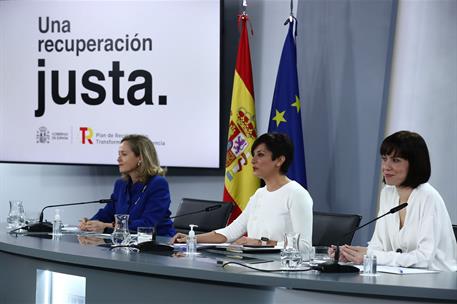 30/11/2021. Rueda de prensa posterior al Consejo de Ministros: Isabel Rodríguez, Nadia Calviño y Diana Morant. La ministra de Política Terri...