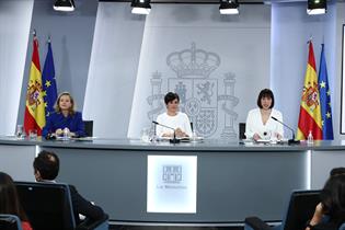 Nadia Calviño, Isabel Rodríguez y Diana Morant durante la rueda de prensa posterior al Consejo de Ministros