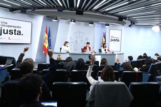 Raquel Sánchez, Isabel Rodríguez e Ione Belarra durante la rueda de prensa posterior al Consejo de Ministros