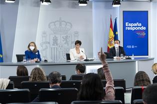 Las ministrasIsabel Rodríguez, la vicepresidenta Nadia Calviño y el ministro José Manuel Albares responden a los periodistas 