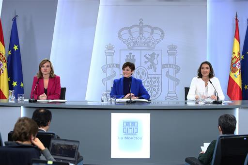 Las ministras Pilar Alegría, Isabel Rodríguez y Reyes Maroto, en la rueda de prensa tras el Consejo de Ministros