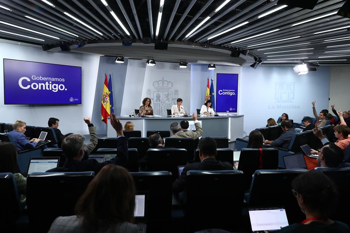 8/11/2022. Rueda de prensa tras el Consejo de Ministros: Isabel Rodríguez, María Jesús Montero y Carolina Darias. La ministra de Política Te...